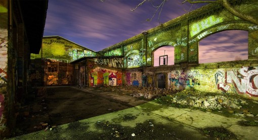 Ein graffitiverzierter Teil des ehemaligen Reichsbahn Ausbesserungswerkes (RAW) in Friedrichshain bei Nacht
