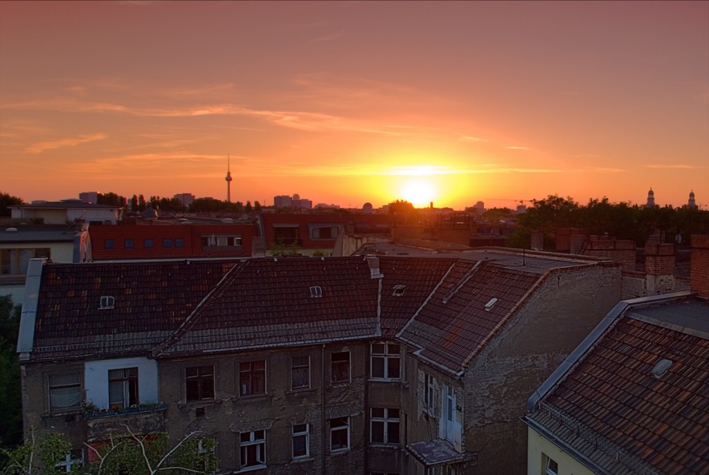 K20P9054-Mikrokosmos- Blick vom Dach eines Hauses nahe Ostkreuz Richtung Alexanderplatz samt Sonnenuntergang:
