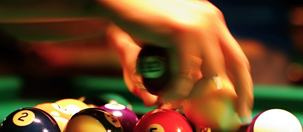 Billardkugeln werden zurecht gelegt