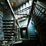 Treppenhaus im Tacheles von oben, bunt