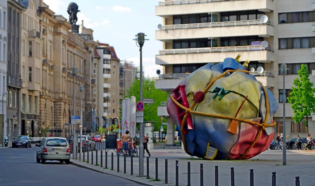 Kunst im öffentlichen Raum: ein bunter Riesenknäuel