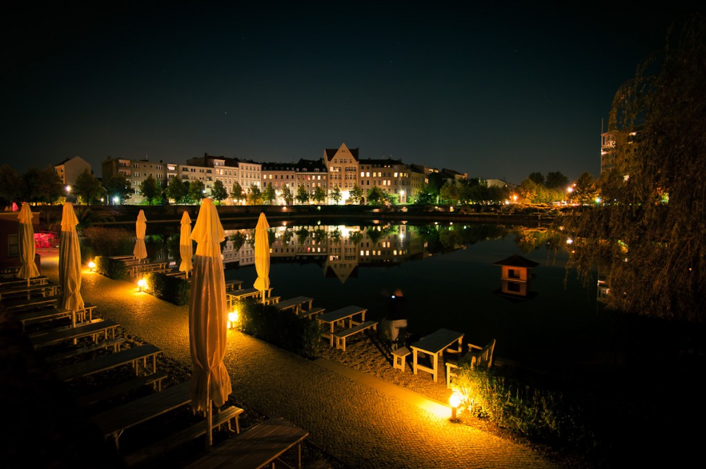 Kreuzberger Engelbecken bei Nacht mit Cafe