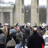 Bild00001-Kissenschlacht-Brandenburger-Tor