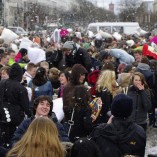 Bild00002-Kissenschlacht-Brandenburger-Tor