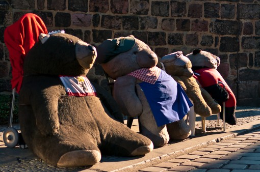 4 Plueschbaeren sitzen in der Sonne