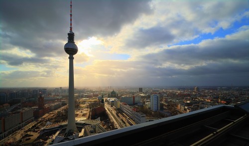 Der Funkturm am Alexanderplatz, fotografiert von der Dachterrasse  des Park Inn Hotels
