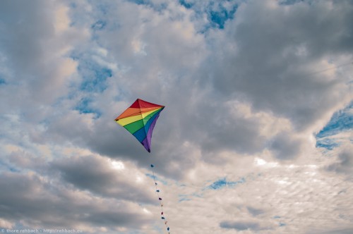 Ein bunter Drachen am bewölkten Himmel 