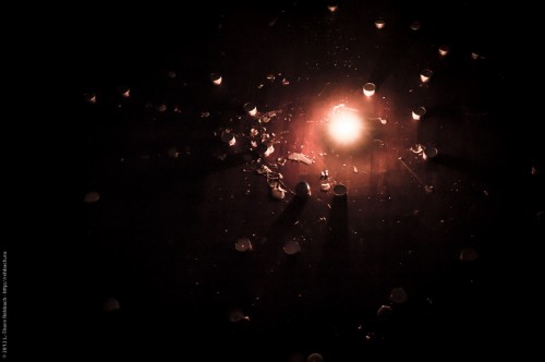 Ein Teelicht auf dem Fußboden