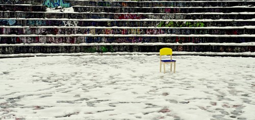 Stuhl im Schnee im Mauerpark