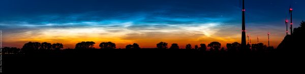 Windkraftanlage im Gegenlicht vor Sonnenuntergang