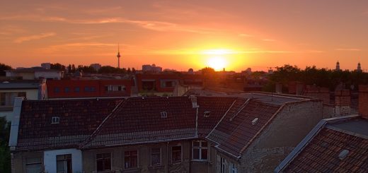 Blick vom Dach eines Hauses nahe Ostkreuz Richtung Alexanderplatz samt Sonnenuntergang: