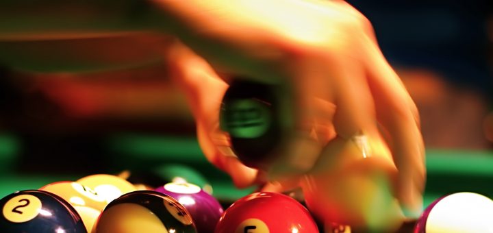 Billardkugeln werden zurecht gelegt