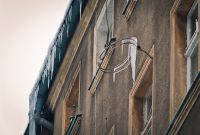 Fassade mit Eiszapfen im Winter