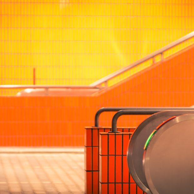 Treppenaufgang und Rolltreppe im Parkhaus des ICC Berlin - orange gekachelt