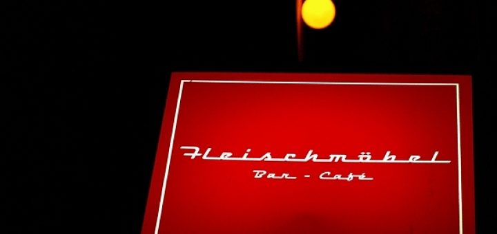 Bar und Cafe Fleischmöbel-Leuchtkörper bei Nacht