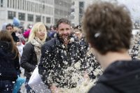 Bild00004-Kissenschlacht-Brandenburger-Tor