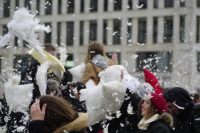 Bild00007-Kissenschlacht-Brandenburger-Tor