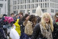 Bild00008-Kissenschlacht-Brandenburger-Tor