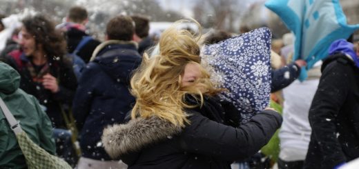 Bild00012-Kissenschlacht-Brandenburger-Tor