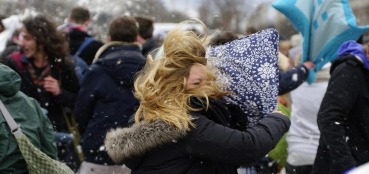 Bild00012-Kissenschlacht-Brandenburger-Tor
