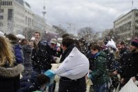 Bild00013-Kissenschlacht-Brandenburger-Tor