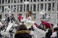 Bild00014-Kissenschlacht-Brandenburger-Tor