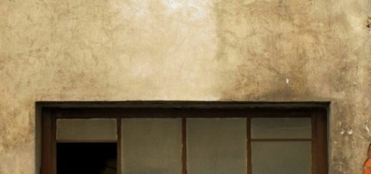 _K201248-Dinge-mit-Gesicht-Haus-mit-Zahnluecke