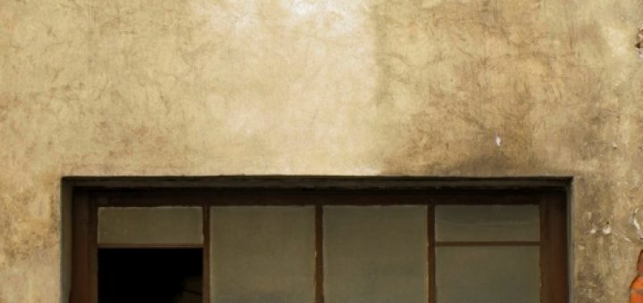 _K201248-Dinge-mit-Gesicht-Haus-mit-Zahnluecke