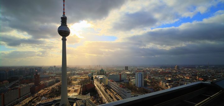 Der Funkturm am Alexanderplatz, fotografiert von der Dachterrasse des Park Inn Hotels