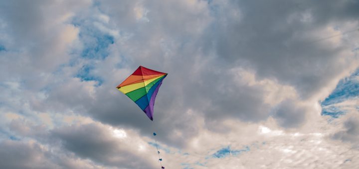 Ein bunter Drachen am bewölkten Himmel