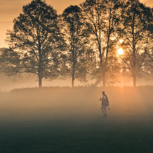 Vorbereitungen zum Fußballspiel im morgendlichen Nebel