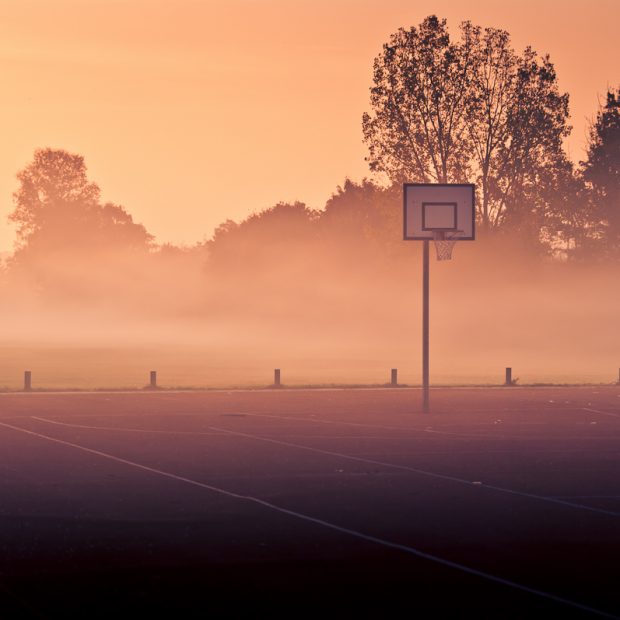 Ein Basketballkorb vor herbstlicher Nebelwand