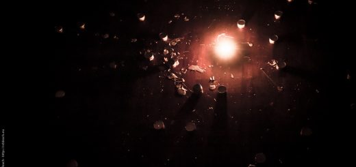 Ein Teelicht auf dem Fußboden