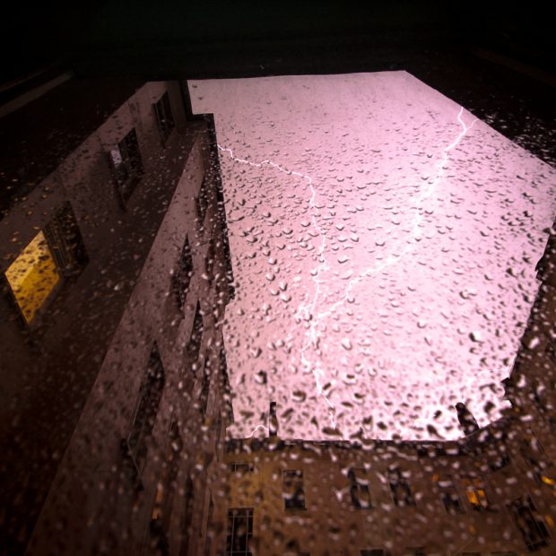 Blitze über einem Berliner Hinterhof