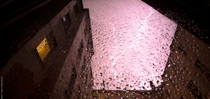 Blitze über einem Berliner Hinterhof