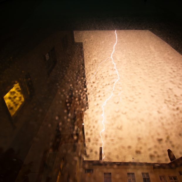 Blitze über einem Berliner Hinterhof