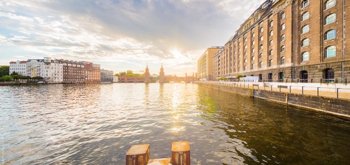 Sonne in Berlin an der Spree mit Blick auf die Oberbaumbrücke.