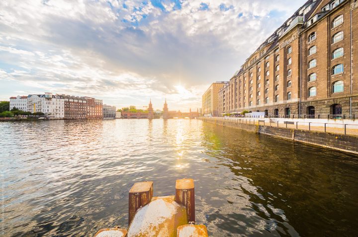Sonne in Berlin an der Spree mit Blick auf die Oberbaumbrücke.
