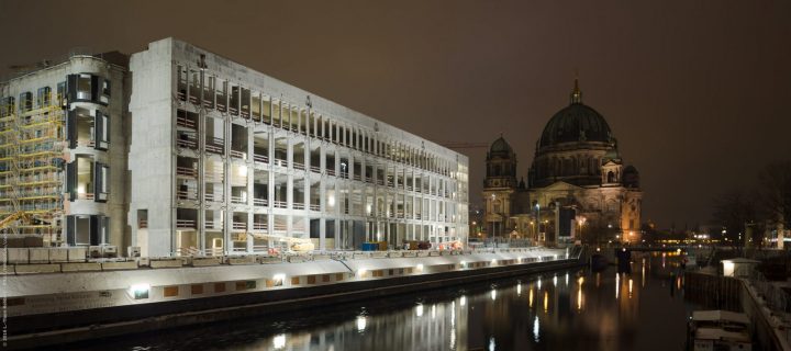  PENTAX K-50 2.5sec ISO-100 24mmDas Humboldtforum, derzeit in Bau, vor dem Berliner Dom in einer der typischen. wolkenverhangenen, hell erleuchteten Berliner Winternächte.