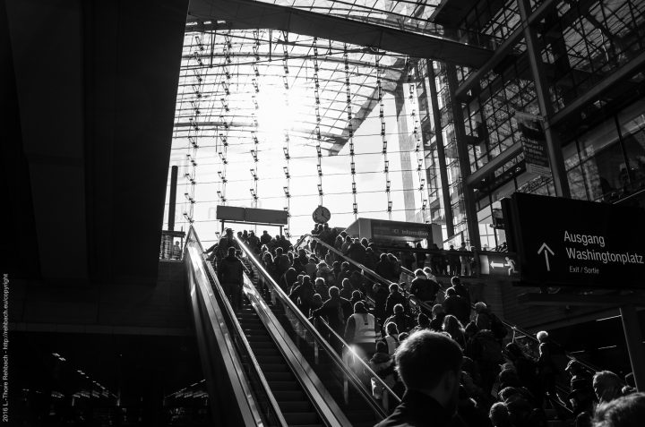 Hauptbahnhof Berlin - der Sonne entgegen; Berlin Central Station - moving towards the sun