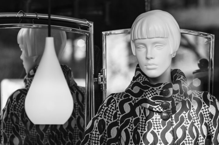 Schaufensterpuppe schaut ernst