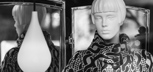 Schaufensterpuppe schaut ernst