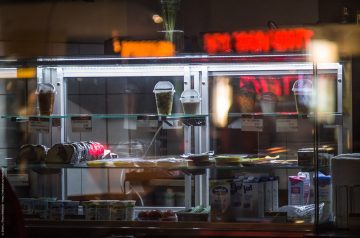 Schaufenster in Berlin bei Nacht