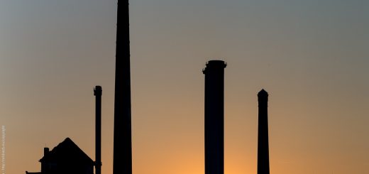 Schornsteine im Gegenlicht des Sonneunterganges