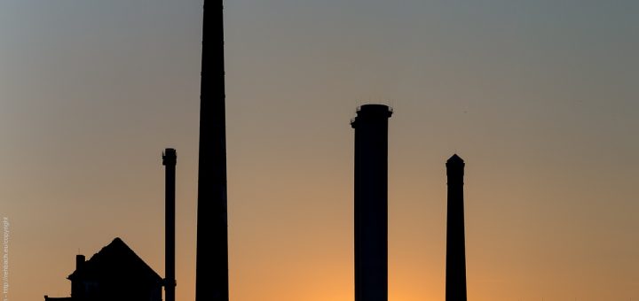 Schornsteine im Gegenlicht des Sonneunterganges