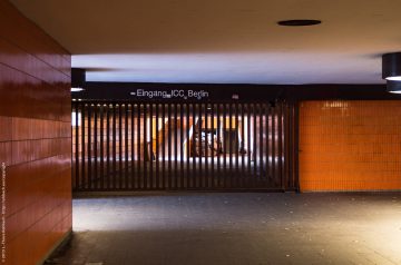 Gittertor im Verbindungsgang zwischen der Unterführung un dem ICC