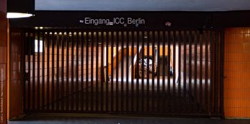 Gittertor im Verbindungsgang zwischen der Unterführung un dem ICC