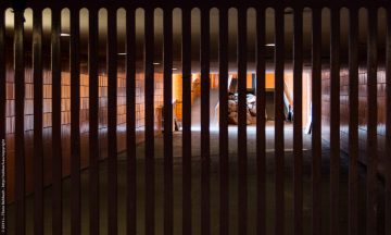 Gittertor im Verbindungsgang zwischen der Unterführung un dem ICC