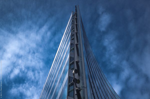 Sony Center, Eckansicht vor blauem Himmel