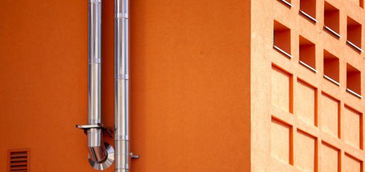 Orange Fassade mit Rohren
